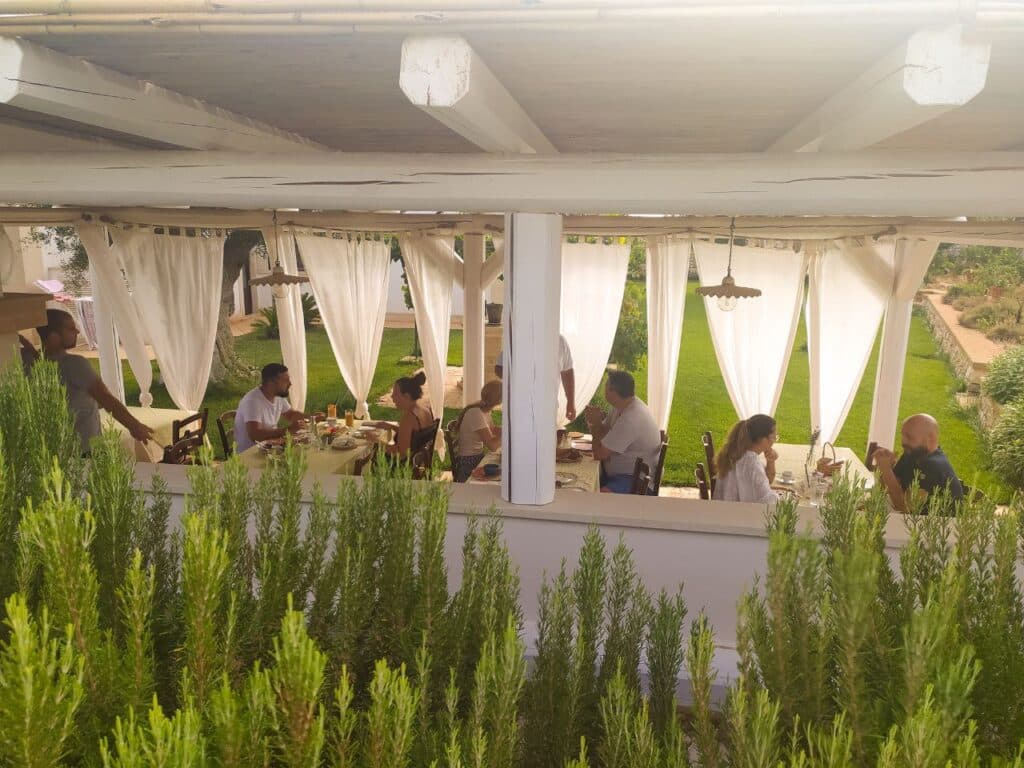 La veranda della colazione immersa nel verde